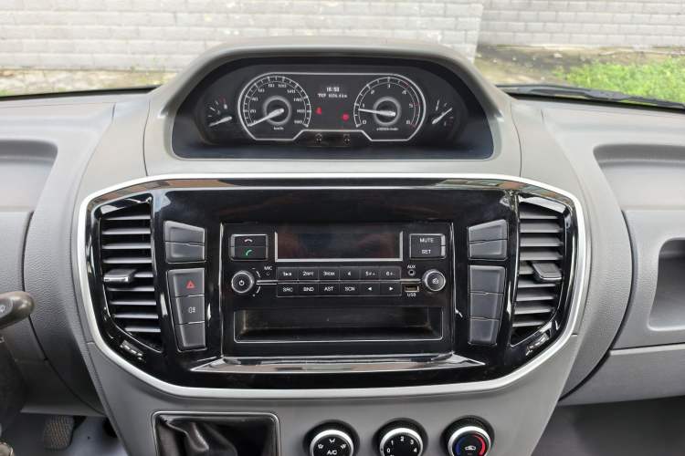 Used SAIC MAXUS Xintu V80 2018 2.5T 6-speed manual Aoyuntong short-wheelbase ultra-low roof 5- or 6-seat model Interior 3