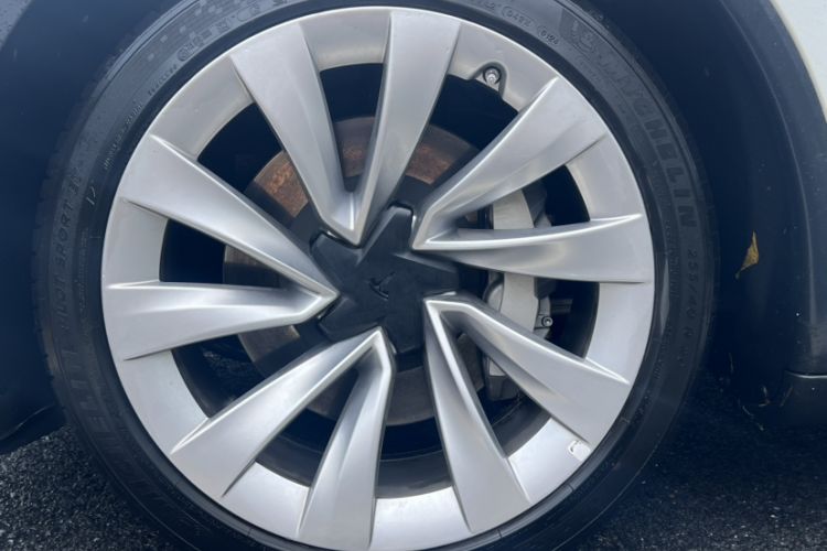 Used Tesla Model Y 2025 Long-Range All-Wheel-Drive Version
