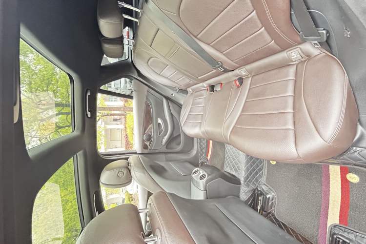 Used Mercedes-Benz GLC 2018 Facelifted GLC 260 4MATIC Dynamic Edition Interior 5