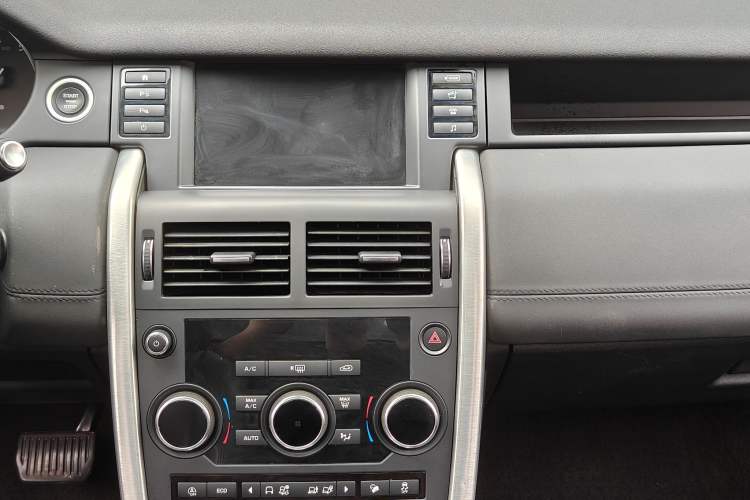 Used Land Rover Discovery Sport 2018 240 PS SE Version Interior 9