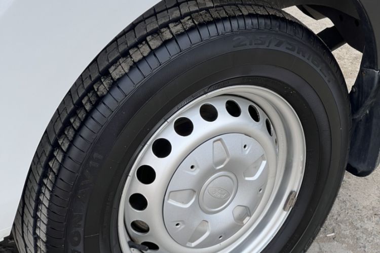 Used Ford Transit 2020 2.0T Diesel Multi-Function Commercial Vehicle Mid-Chassis Low-Roof Design with Dual Rear Doors Meeting China VI Emission Standards
