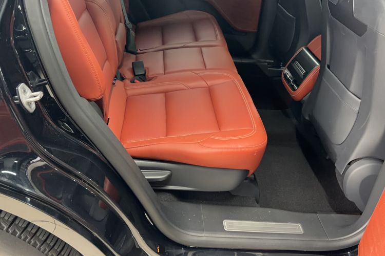 Used Lincoln Nautilus 2025 2.0T All-Wheel-Drive Luxury Hybrid Edition Interior 11