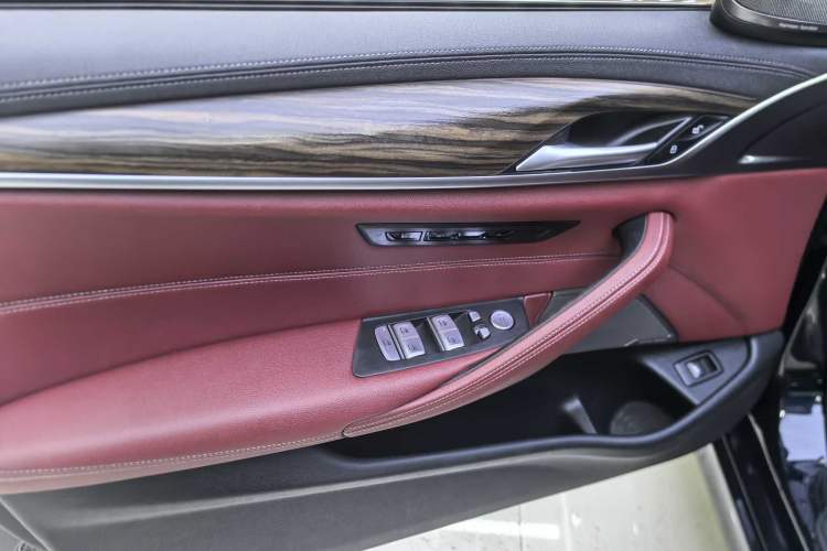 Used BMW 5 Series 2022 Second Facelift 530Li Luxury Edition Premium Package
