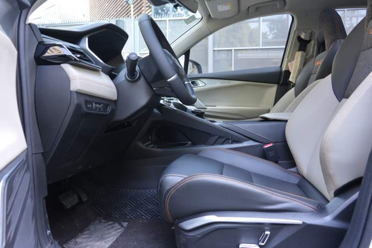 Used Lynk & Co 06 EM-P 2022 PHEV 84 km Range Pro Version Interior 3