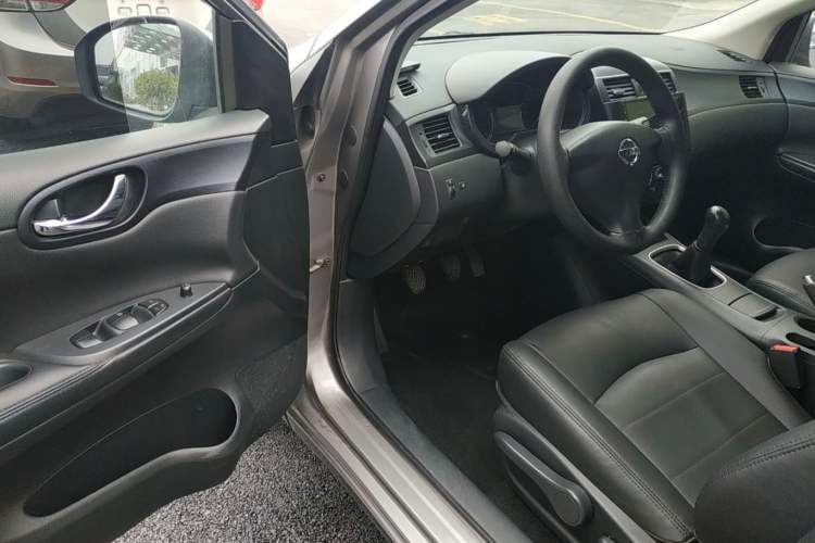 Used Nissan Tiida 2011 1.6L Manual Comfort Edition