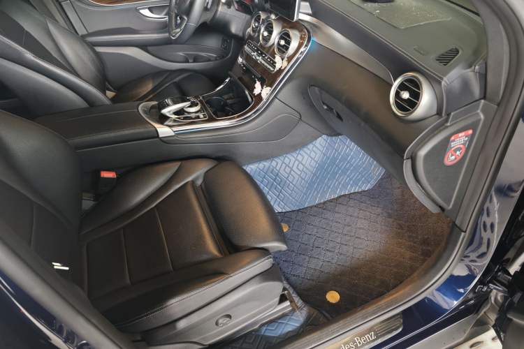 Used Mercedes-Benz GLC 2017 GLC 260 4MATIC Luxury Model Interior 4