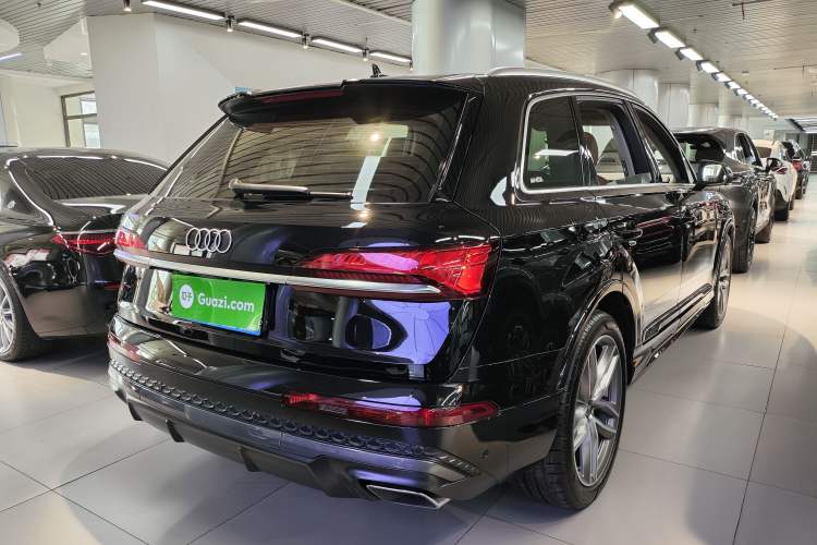 Used Audi Q7 2024 55 TFSI quattro S line Sport model
