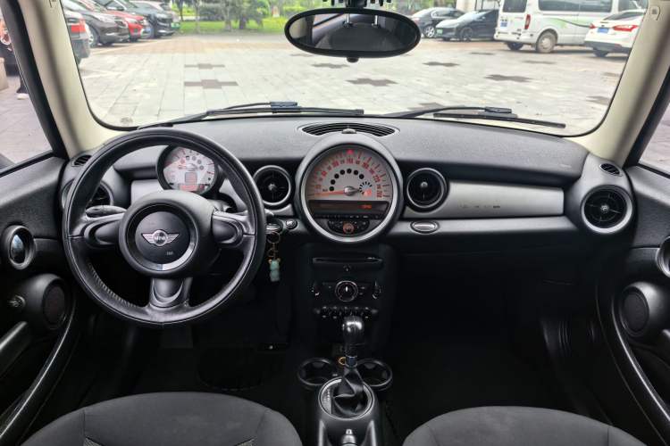 Used MINI 2011 1.6L ONE Interior 4