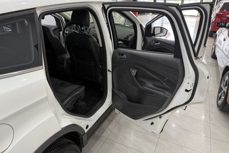 Used Ford Kuga 2013 1.6L GTDi Two-Wheel-Drive Trend Model Interior 6