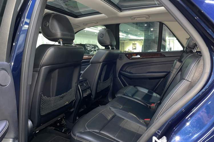 Used Mercedes-Benz M-Class 2014 ML 400 4MATIC Dynamic Model Interior 3