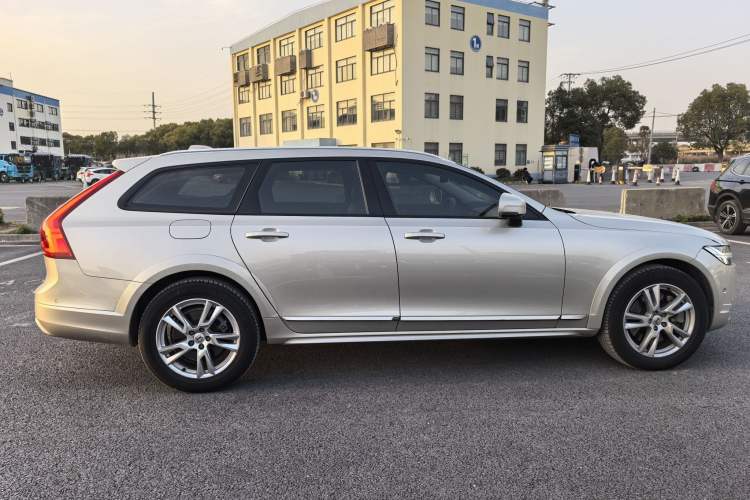 Used Volvo V90 2017 Cross Country T5 AWD Smart Range Edition