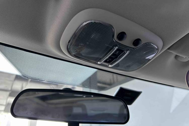 Used Jeep Compass 2015 2.0L two-wheel drive sport version Interior 9