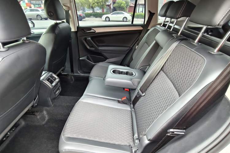 Used Volkswagen Tiguan L 2020 330TSI Automatic Two-Wheel Drive Luxury Edition China VI Standard Interior 6