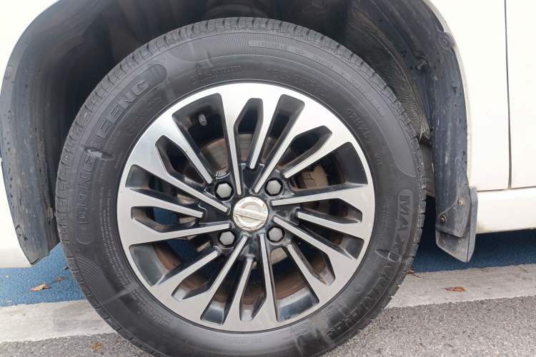 Used Dongfeng Fengon 380 2022 1.5L Comfort-Class Passenger Vehicle (Steel Spring) with 7 Seats
