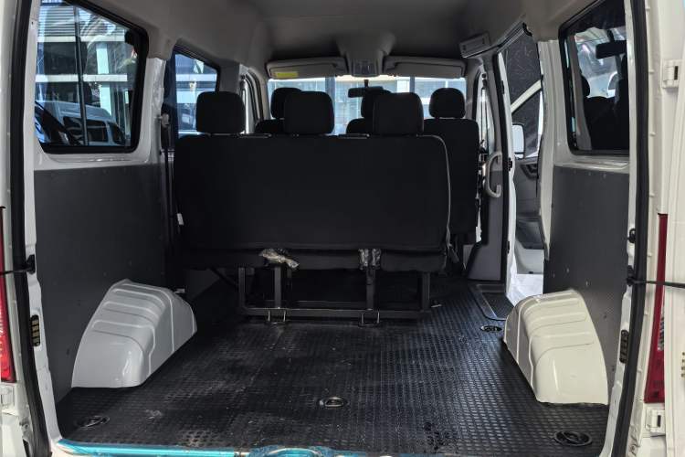 Used SAIC MAXUS Xintu V80 2023 2.0T Manual Classic Aoyuntong Short Wheelbase Mid-Roof 5/6-Seater Interior 4