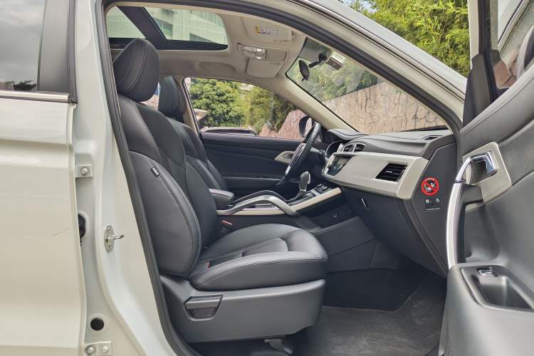 Used Geely Auto Emgrand X7 Sport 2018 1.8TD Automatic Two-Wheel Drive Smart Connect 4G Internet Edition Right Front Seat