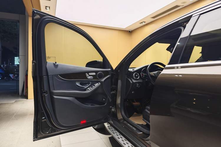 Used Mercedes-Benz GLC 2017 GLC 260 4MATIC Luxury Model