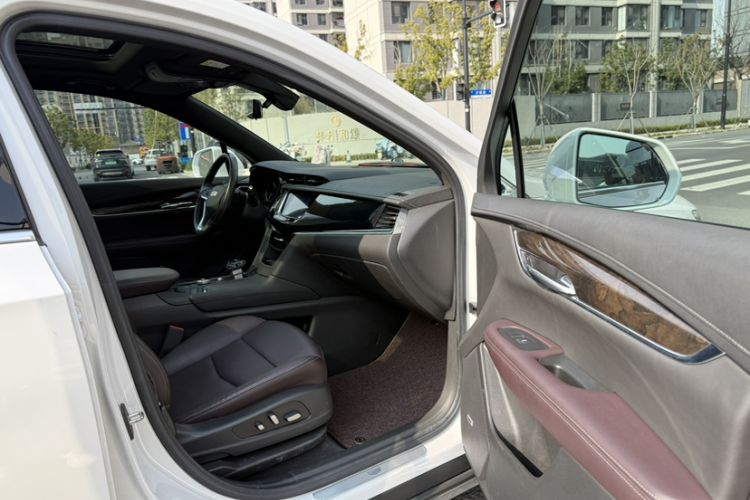 Used Cadillac XT6 2021 2.0T 7-Seater Two-Wheel-Drive Luxury Version Right Front Seat