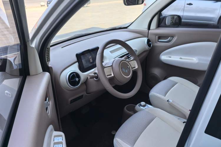 Used Wuling Hongguang MINIEV 2025 Four-Door Version Advanced Edition Interior 1