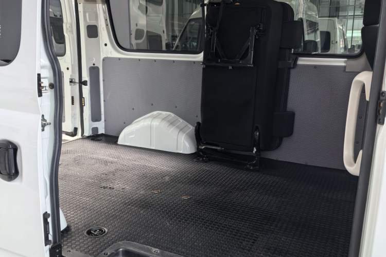 Used SAIC MAXUS Xintu V80 2023 2.0T AMT Classic Aoyuntong Short Wheelbase Mid-Roof 5/6-Seater Interior 4