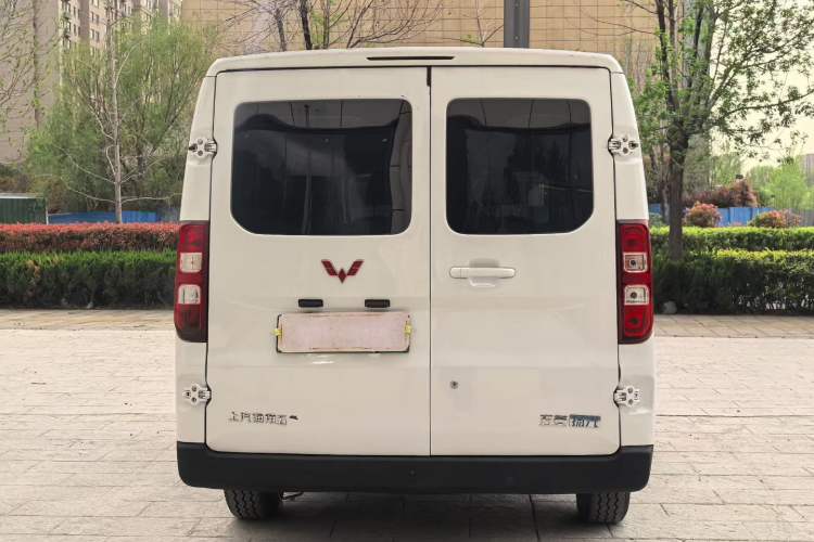 Used Wuling Yangguang 2024 300KM Comfort Version Passenger Van 75kW
