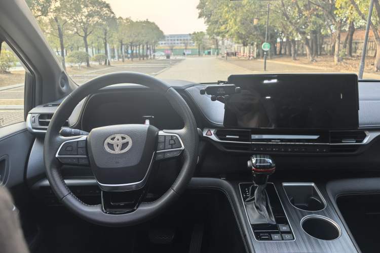 Used Toyota Sienna 2023 2.5L Hybrid Deluxe Edition