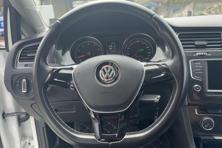 Used Volkswagen Golf 2017 1.6L Automatic Comfort Million-Vehicle Anniversary Edition
