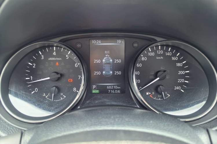 Used Nissan Qashqai 2016 2.0L CVT Luxury Edition Odometer Close Up