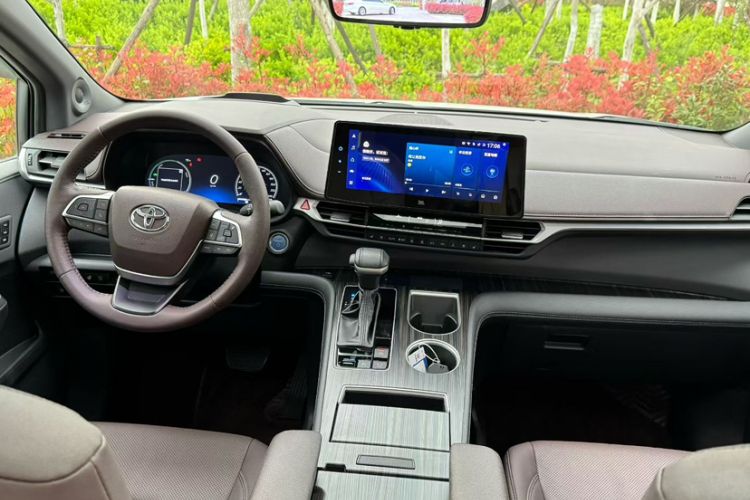 Used Toyota SIENNA 2021 2.5L Hybrid Platinum Edition
