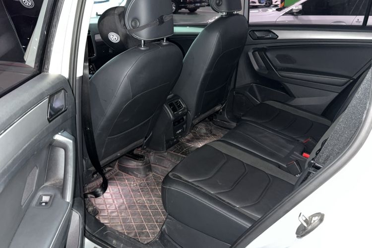 Used Volkswagen Tiguan L 2019 Updated Version 330TSI Automatic Two-Wheel Drive Panoramic Comfort Edition China VI Standard Left Rear Seat