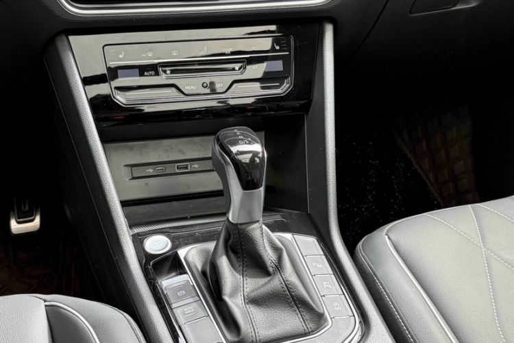 Used Volkswagen Tiguan L 2024 Outstanding Model 330TSI Automatic Two-Wheel Drive R-Line Dragon Glory Edition Gear Lever