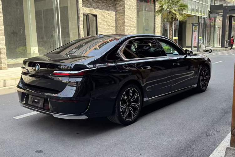 Used BMW 7 Series 2023 735Li Luxury Package Exterior 2