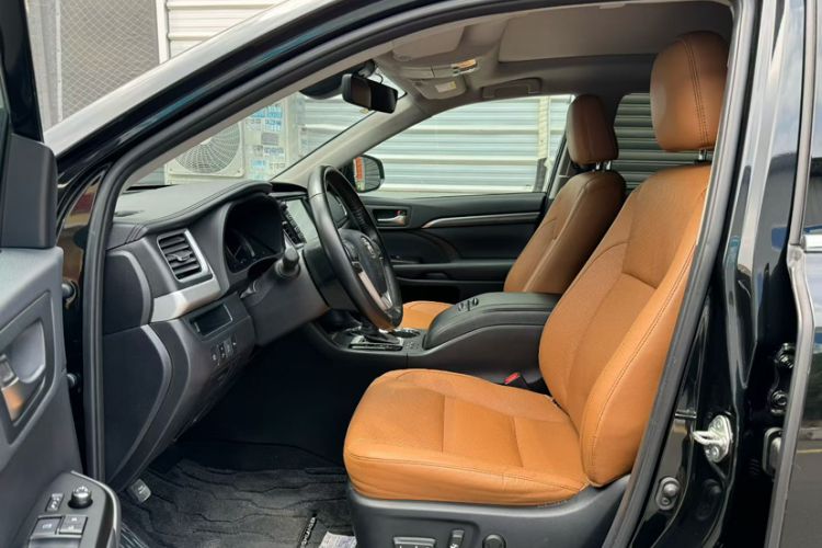 Used Toyota Highlander 2018 2.0T Four-Wheel Drive Knight Edition 7 Seats China VI Standard
