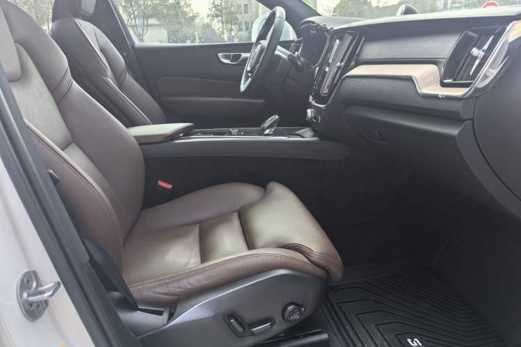 Used Volvo XC60 2023 B5 4x4 Smart Luxury Edition
