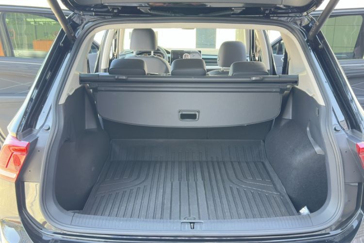 Used Volkswagen Tiguan L 2024 330TSI Automatic Two-Wheel Drive R-Line Enhanced Edition Interior 9