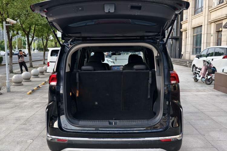 Used SAIC MAXUS EUNIQ 5 2022 Luxury Edition Six Seats