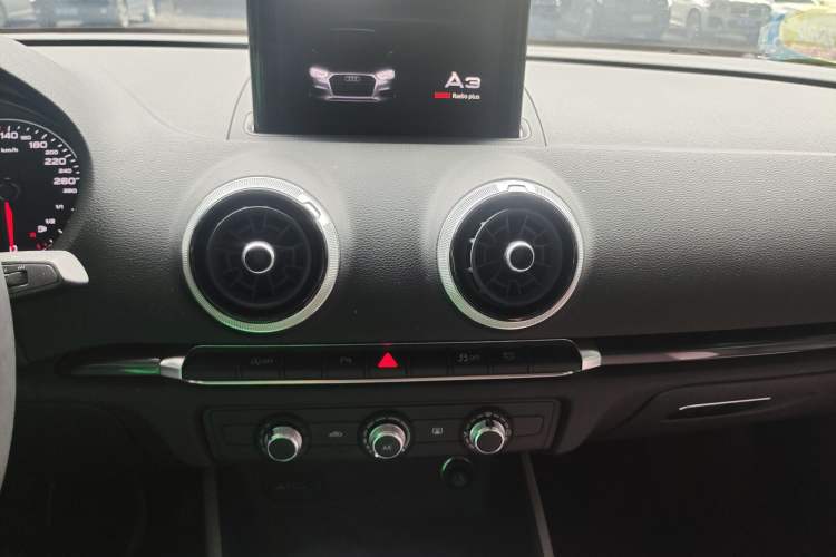 Used Audi A3 2020 Limousine 35 TFSI Fashion Edition China VI Emission Standard Audio And AC Panel