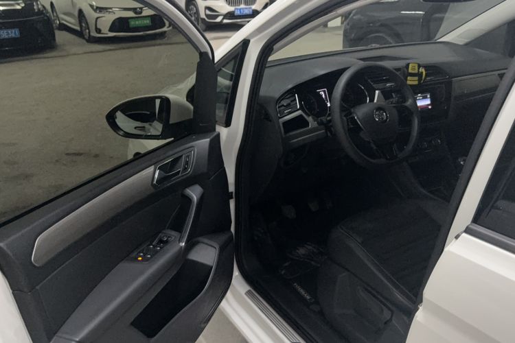 Used Volkswagen Touran 2016 Volkswagen Touran L 280TSI Manual Comfort Edition Driver Seat