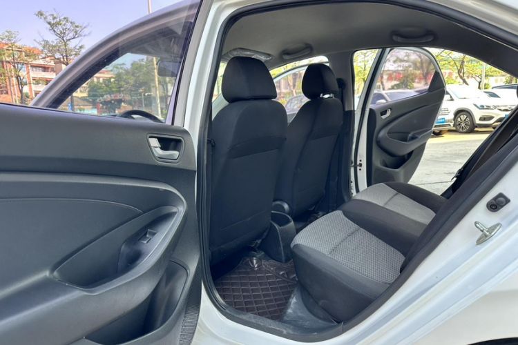 Used Hyundai Verna (older generation) 2017 1.4L Manual Huancai Edition China V Standard Interior 3