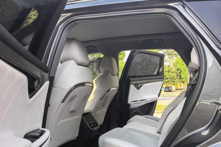 Used VOYAH FREE 2025 318 259 km All-Wheel-Drive Exploration Edition
