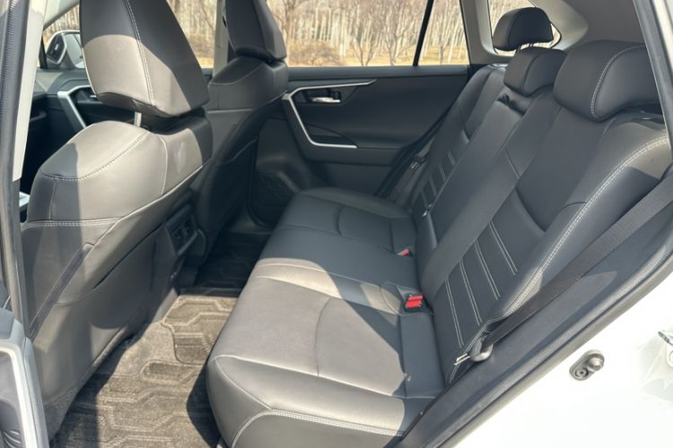 Used Toyota RAV4 2021 2.0L CVT Four-Wheel Drive Premium Edition Interior 5