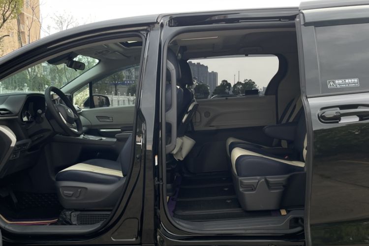 Used Toyota SIENNA 2024 2.5L Hybrid Comfort Edition Interior 7