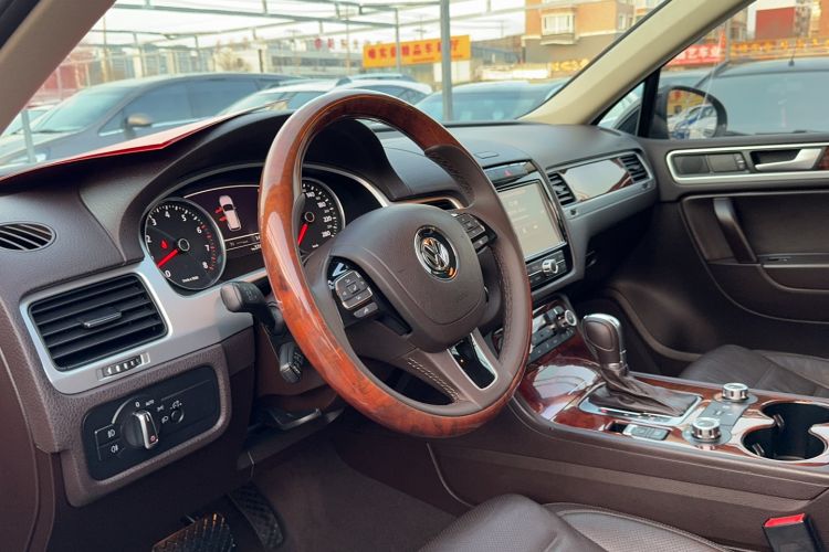 Used Volkswagen Touareg 2011 3.0 TSI Comfort Version Interior 3