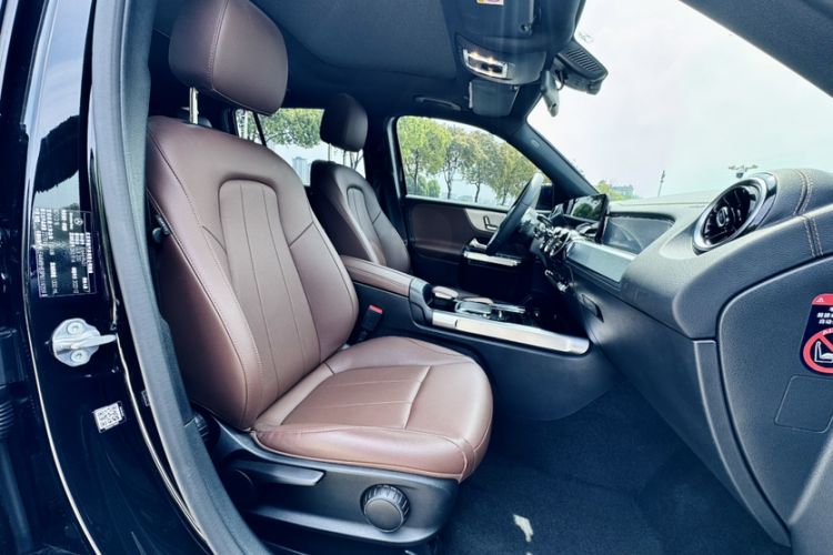 Used Mercedes-Benz GLB 2022 Second Facelift GLB 200 Fashion Edition Right Front Seat