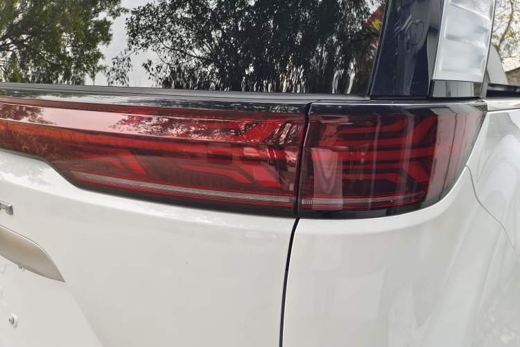 Used Denza D9 2022 DM-i 1040 Prestige Model