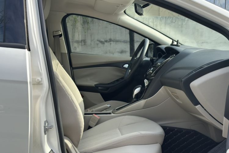 Used Ford Focus 2017 Sedan 1.6L Automatic Comfort Plus SmartDrive Edition Interior 10