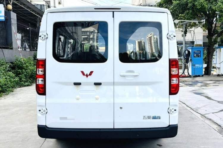 Used Wuling Yangguang 2024 300KM Comfort Version Passenger Van 75kW