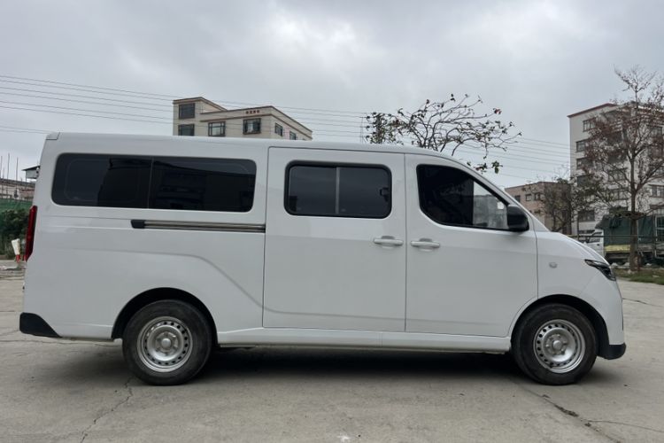 Used Wuling Yangguang 2024 300KM Comfort Version Passenger Van 75kW
