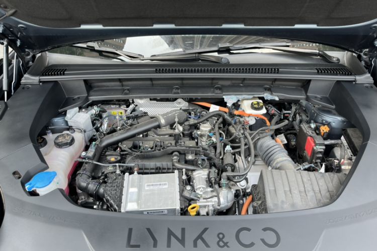 Used Lynk & Co 08 EM-P 2025 220 km All-Wheel-Drive Performance Halo Interior 8