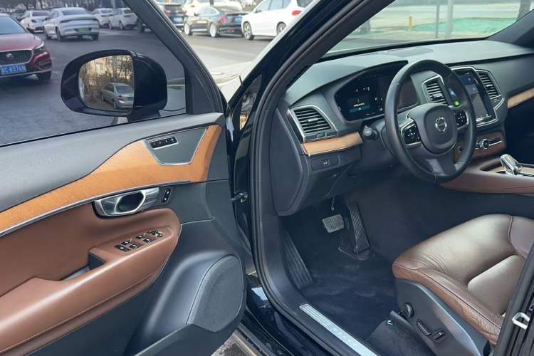 Used Volvo XC90 2023 B5 SmartDrive Luxury Edition 5 Seats
